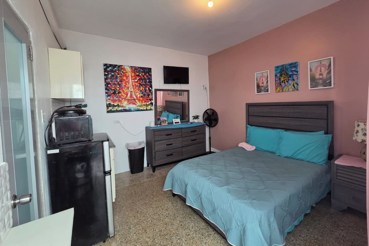 Estúdio romântico | 1 quarto, cortinas blackout, Wi-Fi de cortesia, roupa de cama