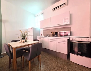 Suite estudio familiar | Cocina privada | Refrigerador, microondas, parrilla de estufa y cafetera y tetera