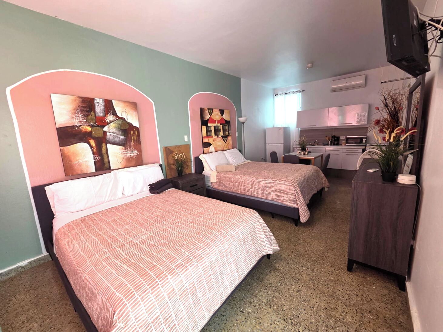 Studio Suite Keluarga | 1 kamar tidur, selimut bulu angsa, tirai kedap cahaya, dan Wi-Fi gratis