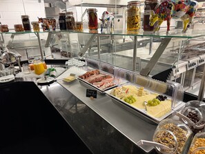 Daily buffet breakfast (EUR 15 per person) - Hotel im Haus zur Hanse (Braunschweig)