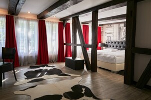 Ropa de cama de alta calidad, escritorio y sistema de insonorización