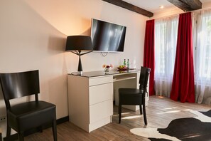 Ropa de cama de alta calidad, escritorio y insonorización 