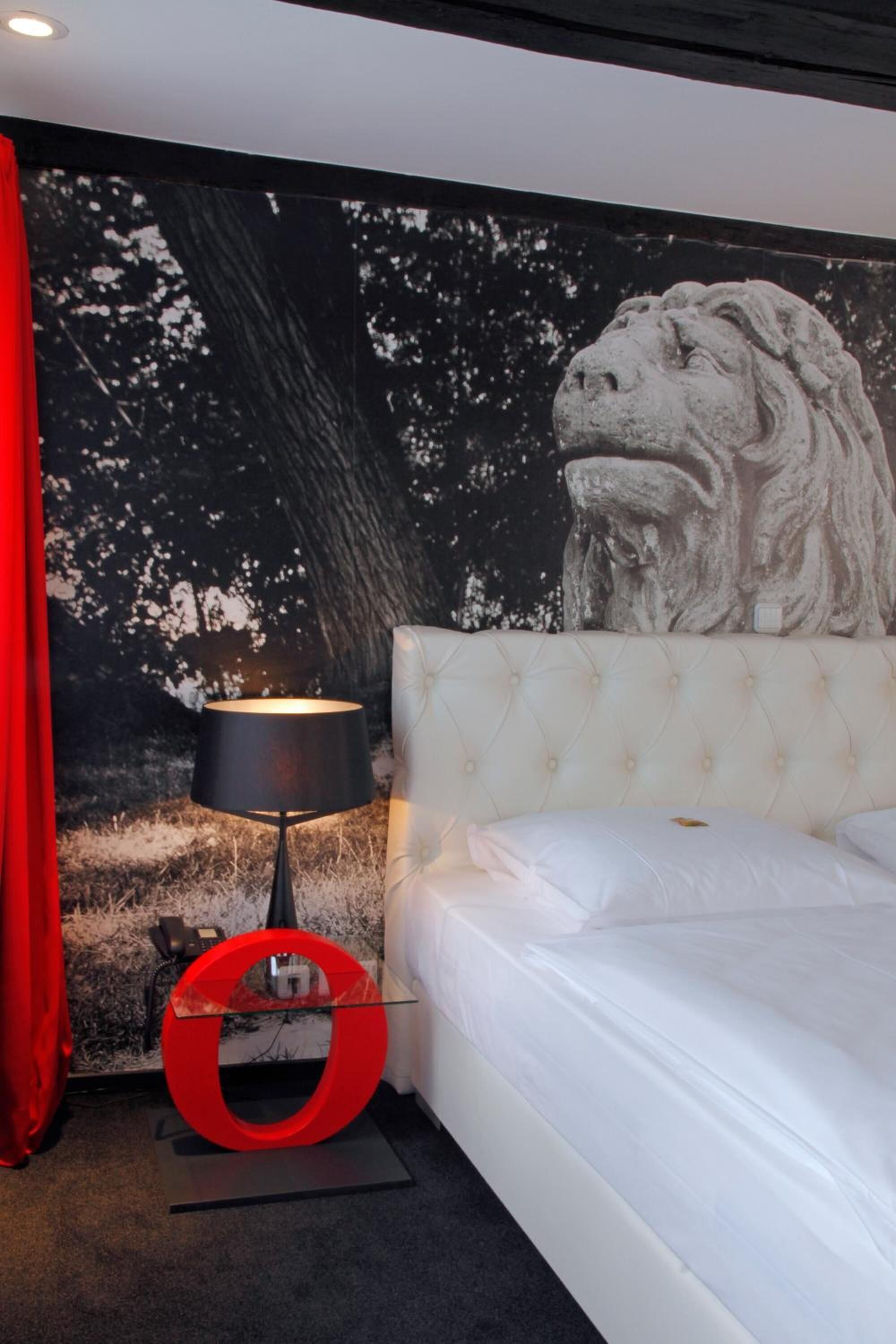 premium bedding, minibar, desk, soundproofing