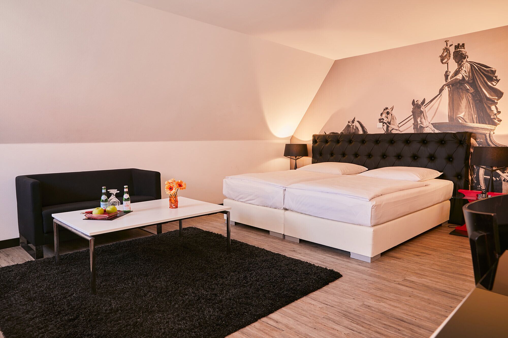 Hochwertige Bettwaren, Schreibtisch, schallisolierte Zimmer