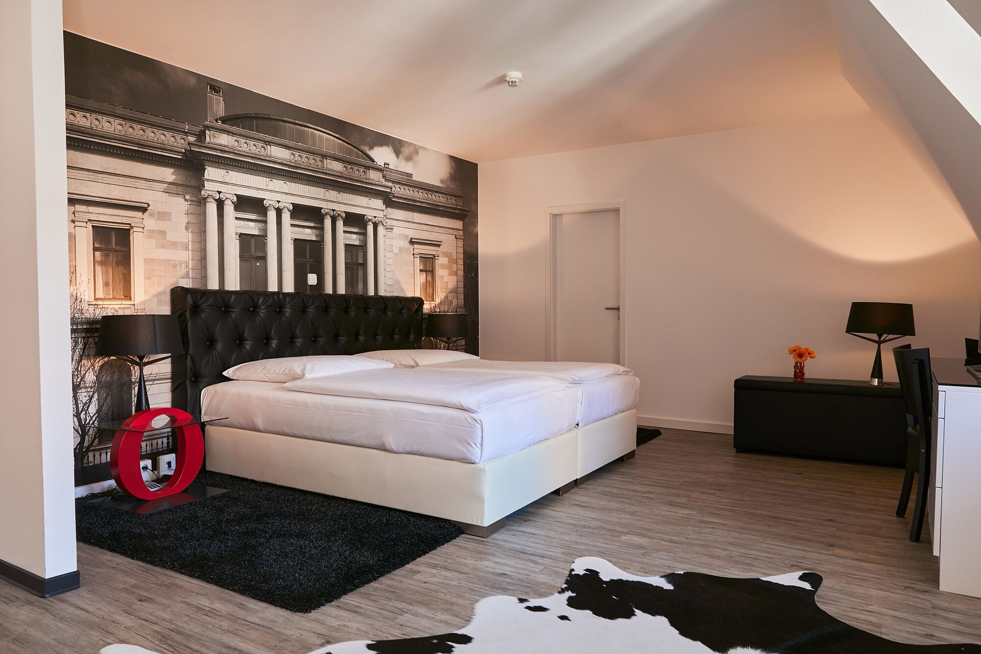 Ropa de cama de alta calidad, escritorio y sistema de insonorización 