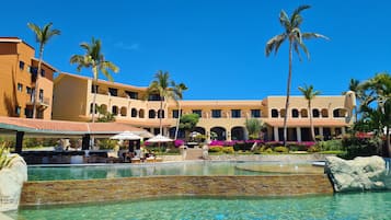 4 piscines extérieures, parasols de plage, chaises longues