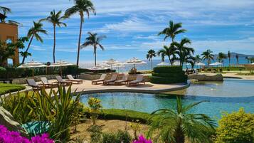 4 albercas al aire libre, sombrillas en la alberca y camastros