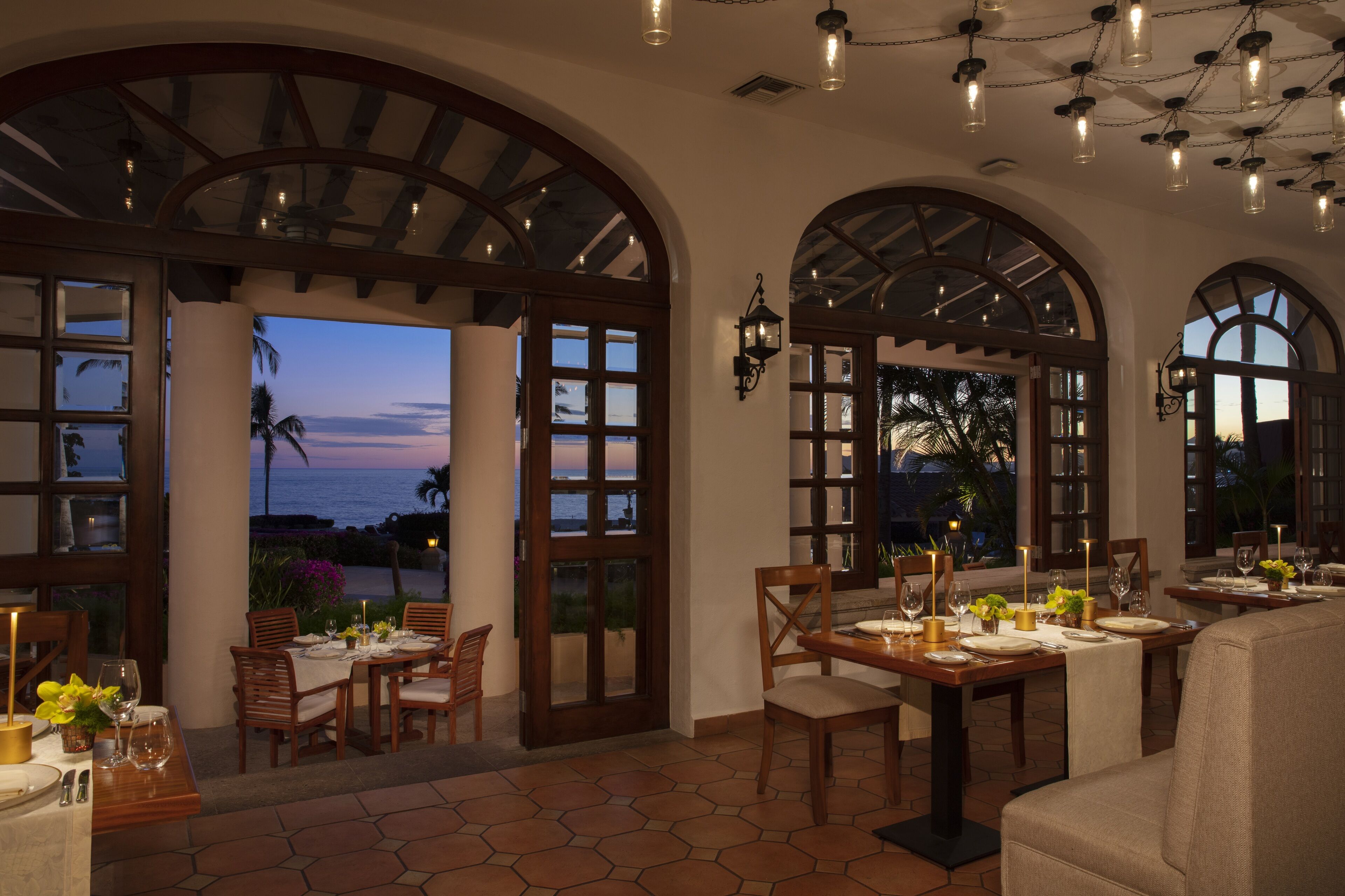 2 restaurants, breakfast, lunch, dinner served; international cuisine