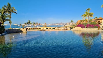 4 piscinas externas, guarda-sóis, espreguiçadeiras