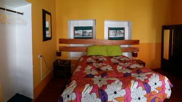 Cubrecamas, escritorio, wifi gratis y ropa de cama