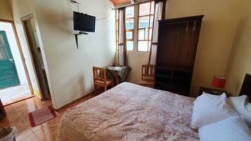 Cubrecamas, escritorio, wifi gratis y ropa de cama
