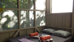 A single bed with two pillows and two rolled towels. - Yatama Ecolodge Sarapiqui (Las Horquetas)