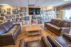 Lobby lounge - Blue Gate Garden Inn (Shipshewana)