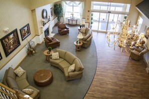 Lobby sitting area - Blue Gate Garden Inn (Shipshewana)