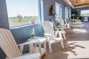 Una piscina techada, sillones reclinables de piscina