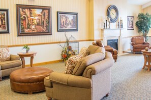 Lobby sitting area - Blue Gate Garden Inn (Shipshewana)