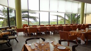 Restaurant - Los Cedros Resort & Convention Center (Santa Cruz)