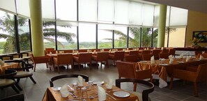 حيث تُقدم وجبات الإفطار، الغداء، العشاء، الأطباق العالمية