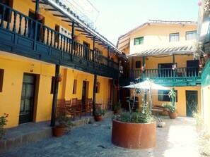 Flat-screen TV - San Blas Backpacker Hostel (Cusco)