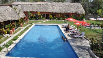 屋外プール、プール パラソル、サンラウンジャー