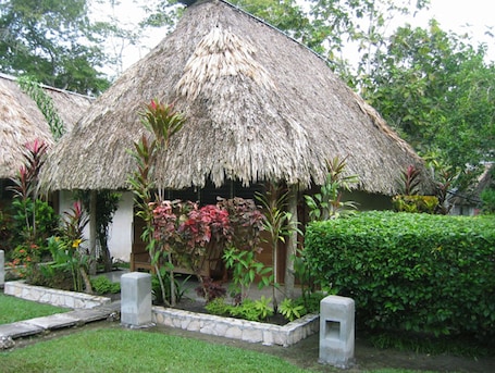 Áreas de la propiedad. Hotel Tikal Inn
