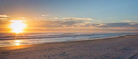 Una playa cerca, arena blanca