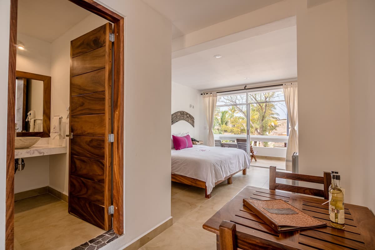 Chambre Deluxe, 1 trĂšs grand lit, vue partielle sur la mer