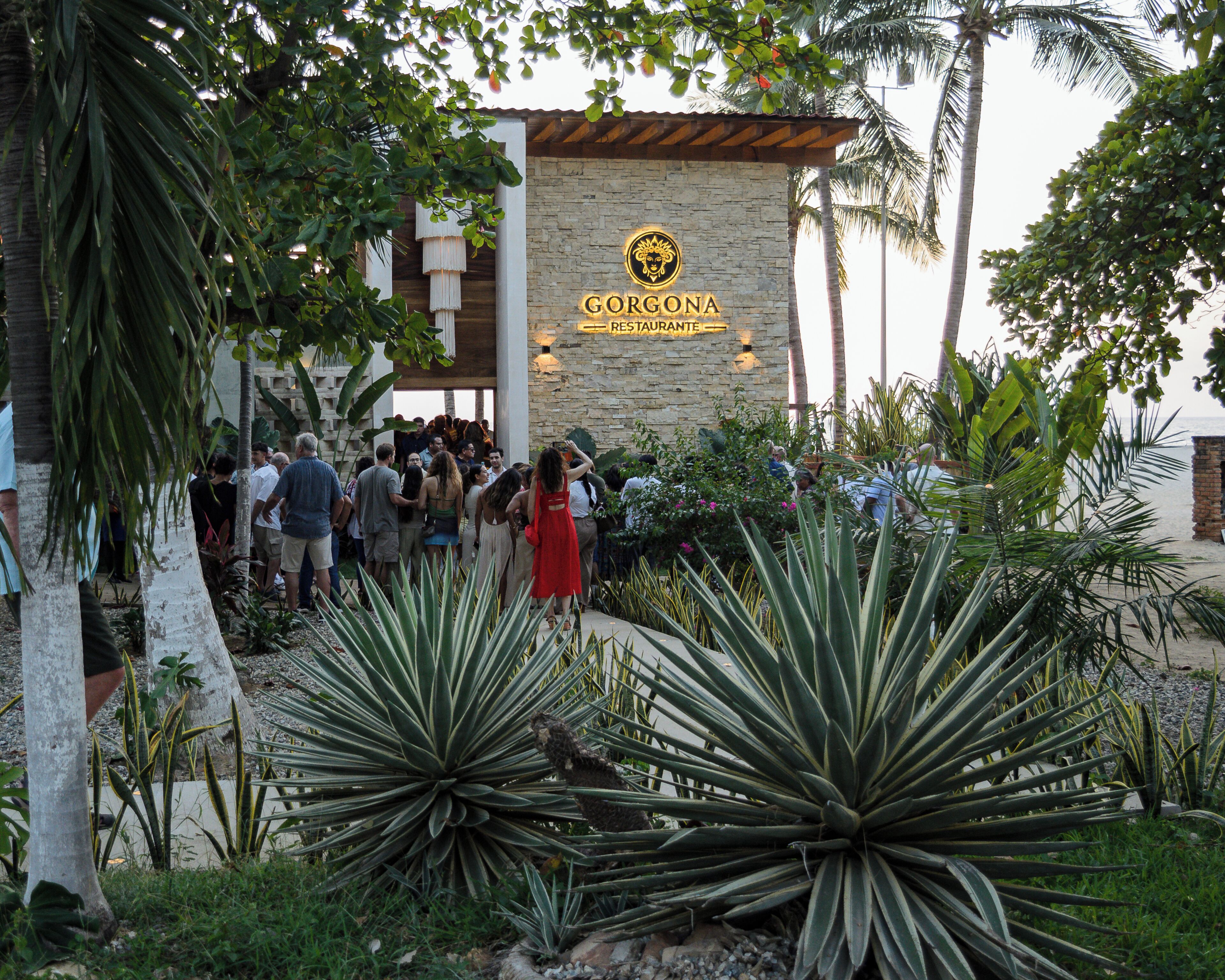 A building with a stone facade and a sign reading 'GORGONA RESTAURANTE'.