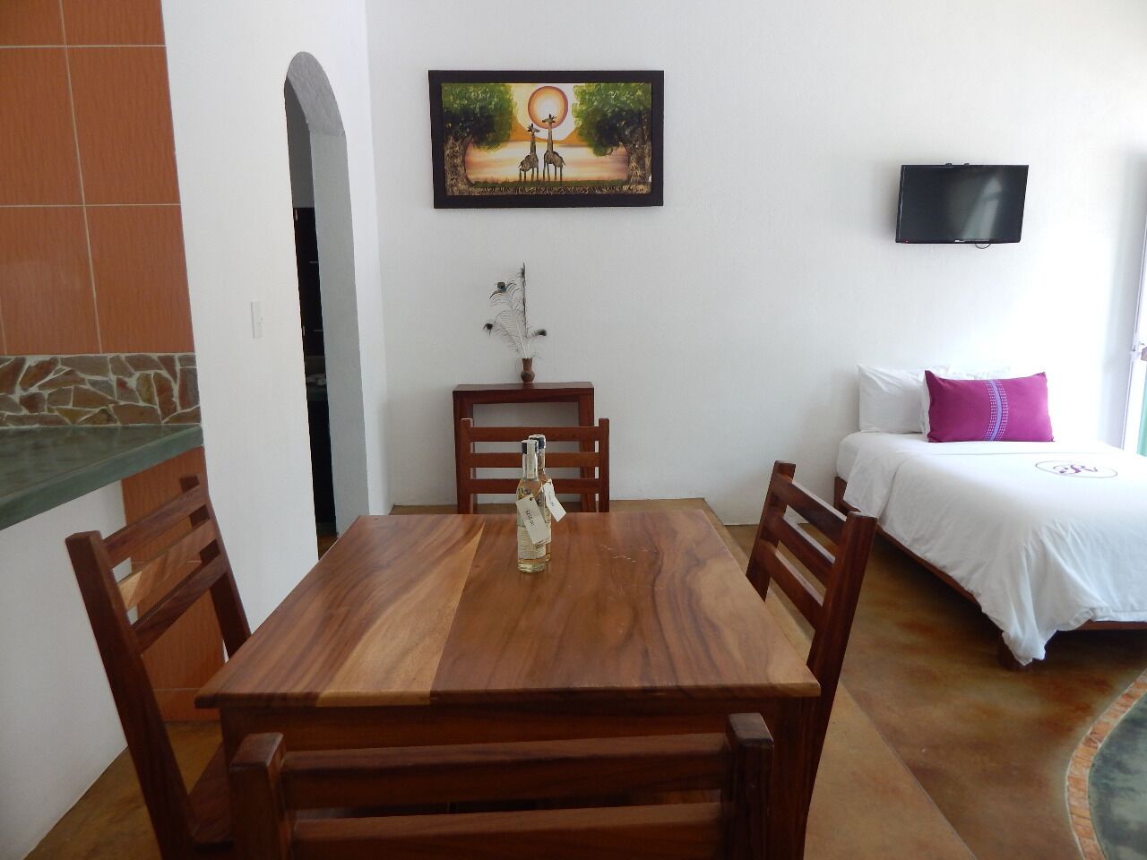 Caja de seguridad en la habitación y tabla de planchar con plancha 