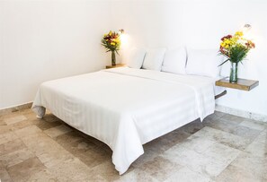 In-room safe, iron/ironing board, free WiFi, bed sheets - Hotel Rockaway (Puerto Escondido)