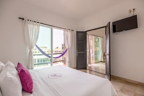 Junior Suite, 1 King Bed, Accessible, Kitchenette | Terrace/patio - Hotel Rockaway (Puerto Escondido)