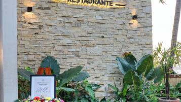 2 restaurants servant le petit déjeuner, le déjeuner et le dîner