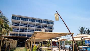 Breakfast and lunch served