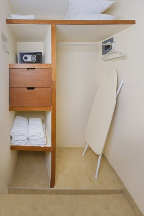 Zimmersafe, Bügeleisen/Bügelbrett, kostenloses WLAN, Bettwäsche