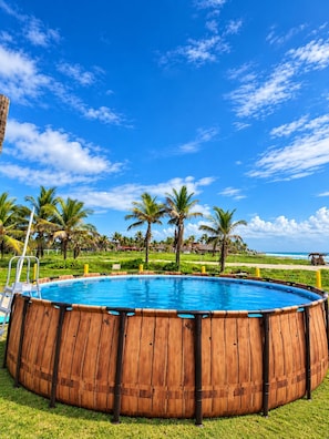 A wooden pool surrounded by palm trees and a clear blue sky. - Mishol Bodas Hotel & Beach Club Acapulco Diamante (Acapulco)