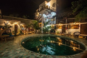 Una piscina al aire libre