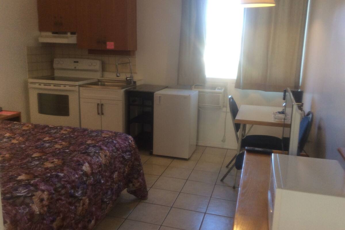 Room, 1 Queen Bed | Private kitchen