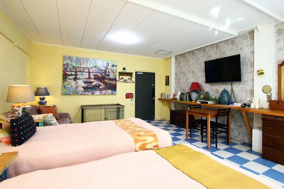 Desk, soundproofing, rollaway beds (free), WiFi (free)
