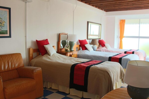 Bureau, système d’insonorisation, lit d’appoint (gratuit)