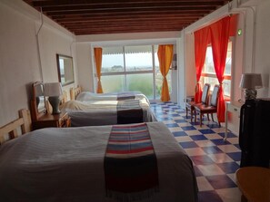 Desk, soundproofing, free rollaway beds, free WiFi - Shirahama Club (Minamiboso)