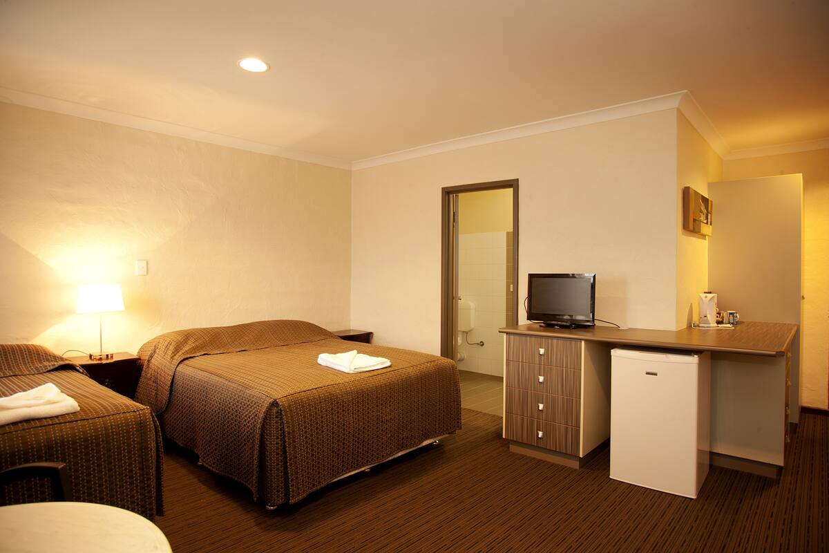 Quadruple Room, Multiple Beds, Non Smoking, Ensuite | Desk, iron/ironing board, free WiFi, bed sheets