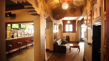 2 bars/lounges