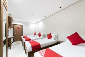 Family Suite | Desk, soundproofing, free WiFi, bed sheets - OYO 125 West Makati Hotel (Makati)