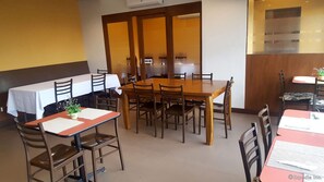 Dining - OYO 125 West Makati Hotel (Makati)