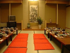 Petit déjeuner et dîner servis sur place