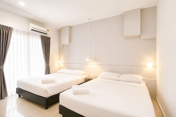 Family Quadruple Room | Desk, free WiFi, bed sheets
