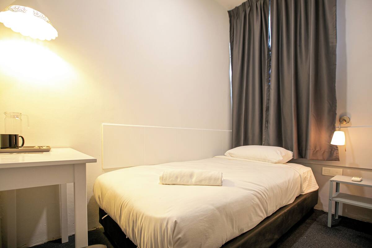 Chambre Simple Standard, 1 lit une place | Bureau, Wi-Fi gratuit, draps fournis