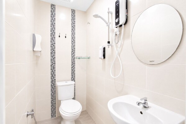 A modern bathroom with a toilet, bidet, and sink. - Grand Swiss Hotel (George Town)