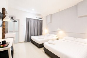 Family Quadruple Room | Desk, free WiFi, bed sheets - Grand Swiss Hotel (George Town)