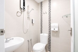 Shower, hair dryer, bidet, towels - Grand Swiss Hotel (George Town)